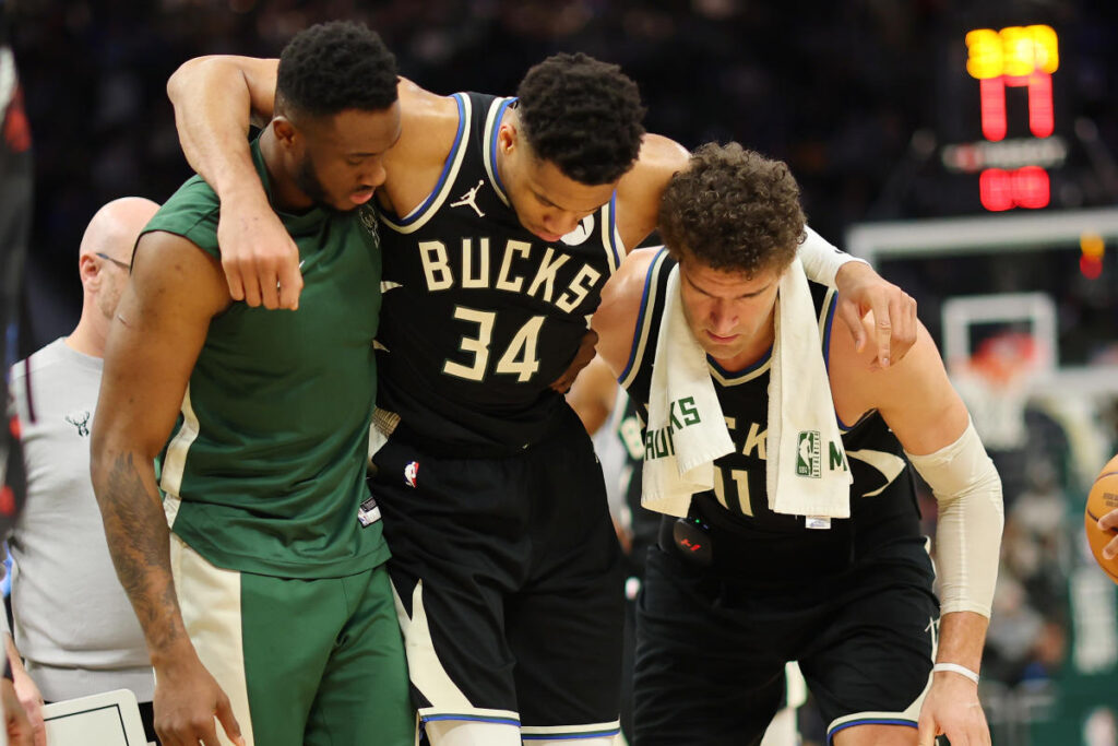 Bucks star Giannis Antetokounmpo leaves win over Celtics early due to awkward, non-contact leg injury