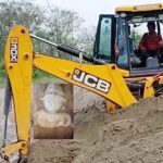 JCB से तालाब में चल रही थी खुदाई, अचानक आई अजीब आवाज, फिर जो मिला, फटी रह गई आंखें