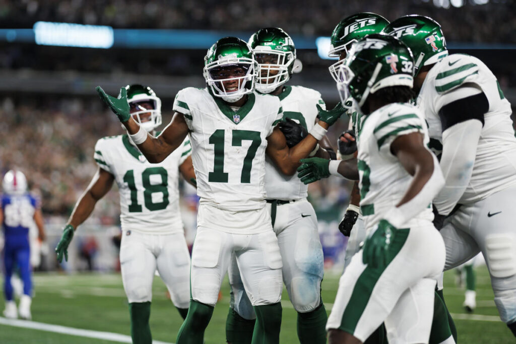 Jets unveil new jerseys, throwing it back to the 1980s for their permanent look