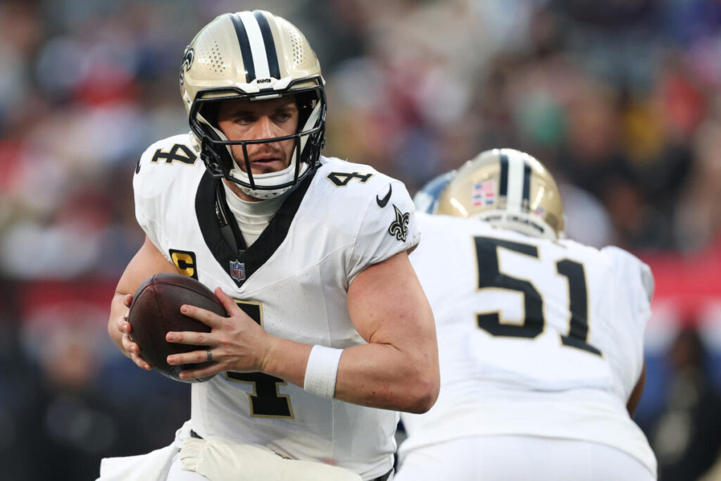 Saints QB Derek Carr leaves win over Giants early with wrist, arm injury after awkward fall