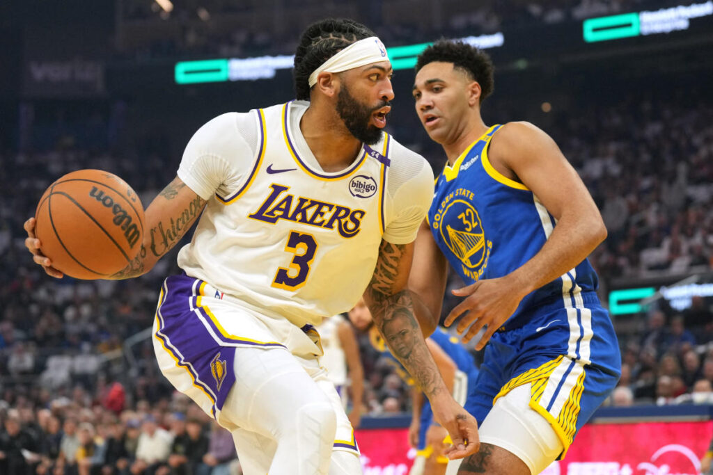 Lakers star Anthony Davis leaves Christmas win vs. Warriors early after rolling ankle