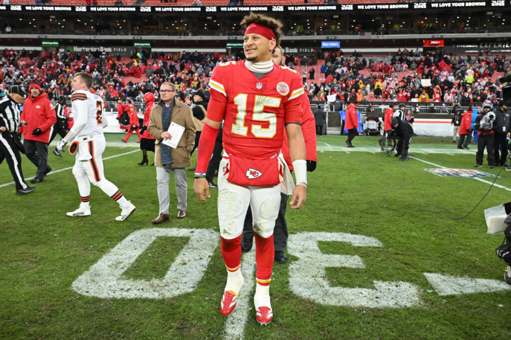 To play or not to play? That’s the question the Chiefs face with a banged up Patrick Mahomes