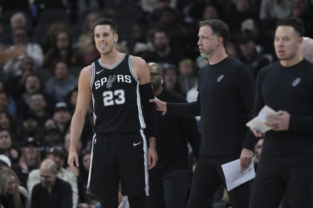 Spurs’ Zach Collins fined $35,000 for flipping off officials following ejection in Sacramento