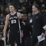 Spurs’ Zach Collins fined $35,000 for flipping off officials following ejection in Sacramento