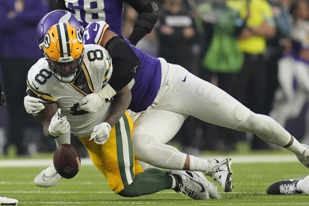 Packers fall again vs. a top NFC team, as Vikings stay alive for NFC North title and No. 1 seed with win