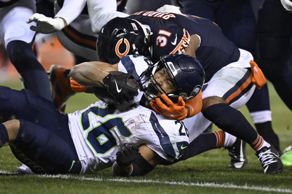 Seahawks-Bears: Seattle keeps playoff hopes alive with 6-3 win over Chicago in one of NFL’s worst games of 2024 season