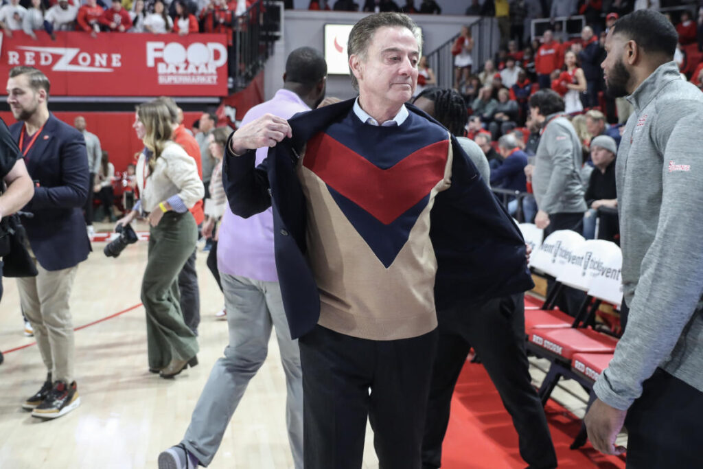 Rick Pitino dons replica sweater to honor legendary St. John’s coach Lou Carnesecca