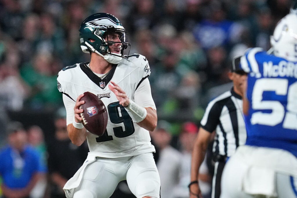 With questions at quarterback, Eagles bring back a familiar face