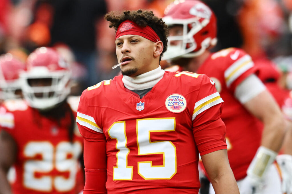 Chiefs QB Patrick Mahomes replaced by Carson Wentz after ankle injury in win over Browns