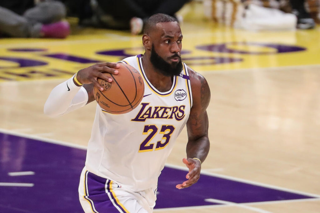 LeBron James returns from absence, foot injury to help lead Lakers past Grizzlies