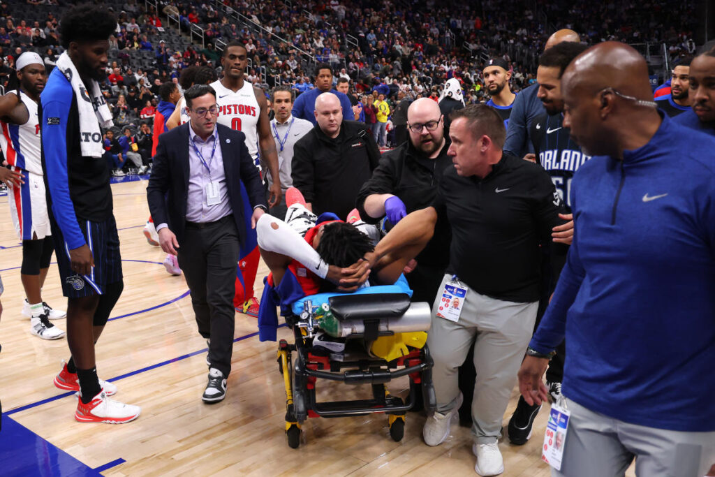 Pistons guard Jaden Ivey reportedly suffers broken fibula after collision with Cole Anthony