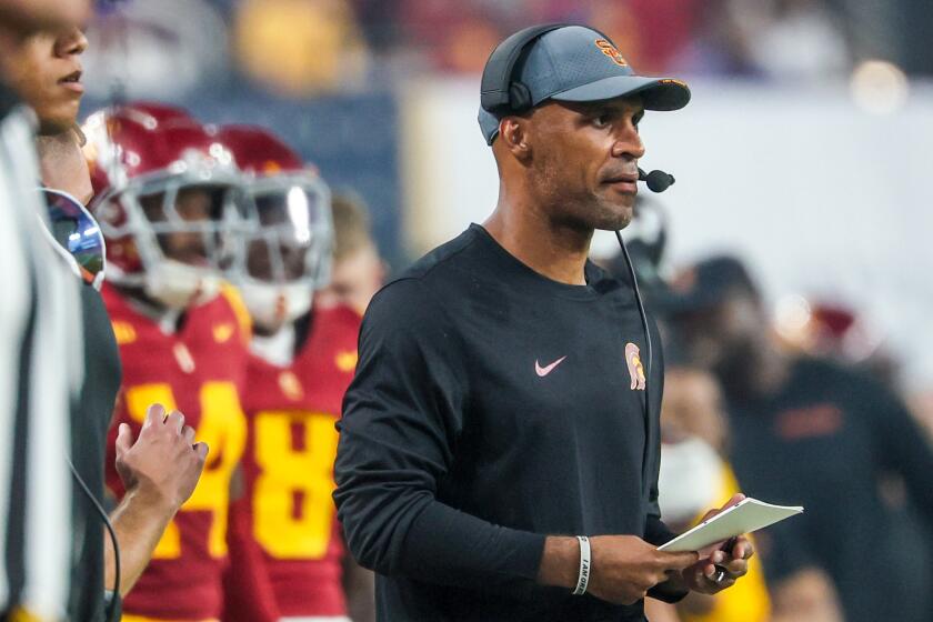 USC signs defensive coordinator D’Anton Lynn to a contract extension