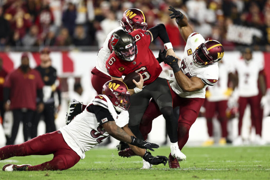 Baker Mayfield’s punishing run sends Bobby Wagner reeling, sets up Buccaneers TD vs. Commanders