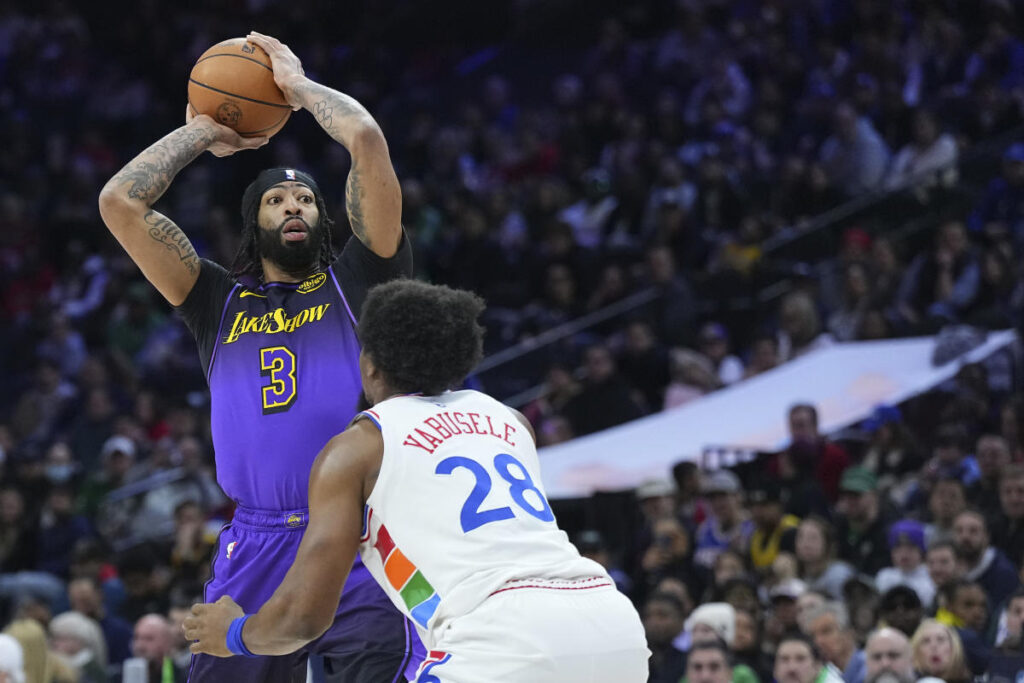 Lakers lose Anthony Davis to abdominal injury, blown out by 76ers team playing without Joel Embiid, Paul George