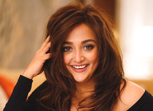 Monali Thakur hospitalized after facing breathing issues during live performance : Bollywood News