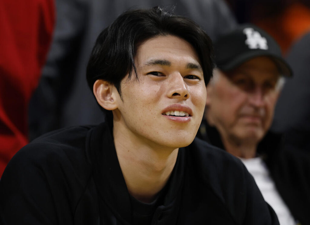 Rōki Sasaki meets LeBron James, watches as Lakers star records 121st career triple-double