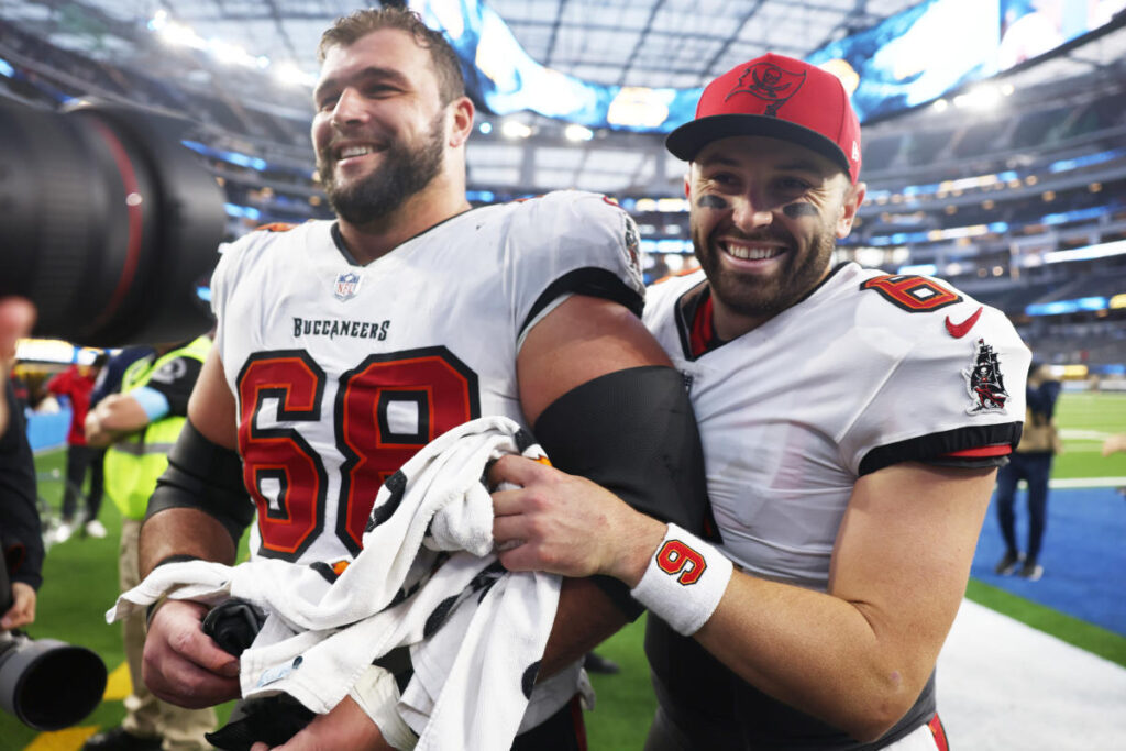 Baker Mayfield gifts Buccaneers lineman personalized cookies with milk