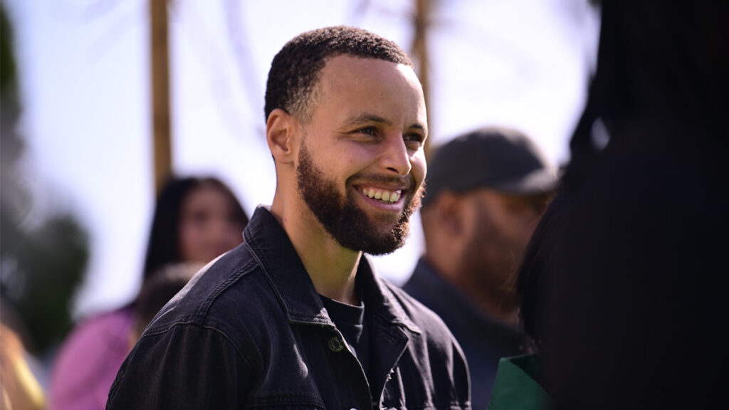 Steph participates in 3-point contest for noble cause in Oakland