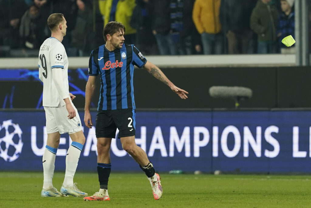 Atalanta captain Rafael Tolói receives one of the most embarrassing red cards you will ever see