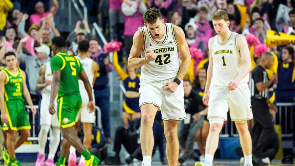 No. 24 Michigan beats Oregon 80-76 for 3rd straight victory, handing Ducks 4th loss in a row