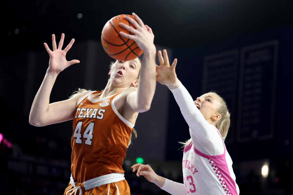 No. 3 Texas easily dispatches No. 8 Kentucky in 67-49 win at Lexington