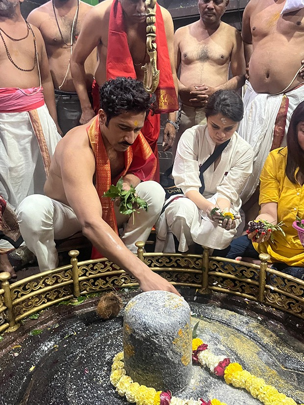 Vicky Kaushal seeks blessings at Shri Grishneshwar Jyotirlinga as Chhaava kicks off Pan-India promotions : Bollywood News