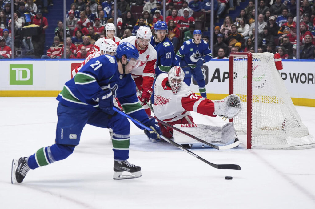 Alex DeBrincat scores in OT as Red Wings edge Canucks 3-2