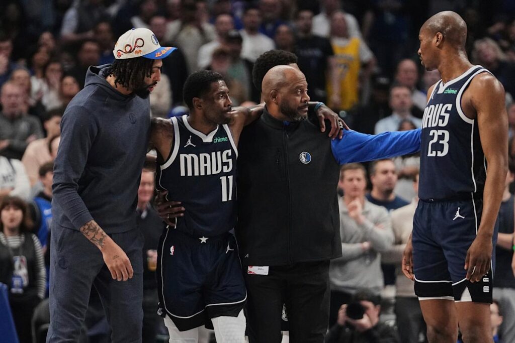 Kyrie Irving helped off the floor after awkward knee injury early in Mavericks loss to Kings