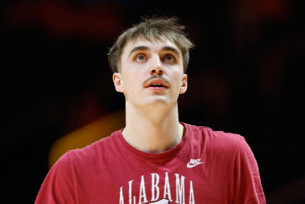 Alabama’s Grant Nelson throws down poster dunk, mocks rival Auburn with ‘Crimson Crane’ pose