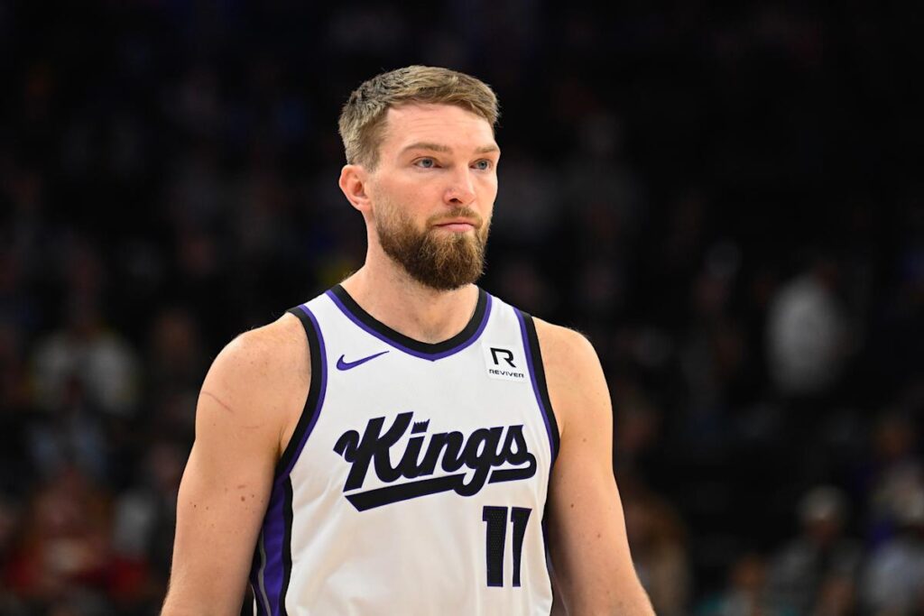 Kings C Domantas Sabonis leaves game vs. Rockets with apparent left hamstring injury