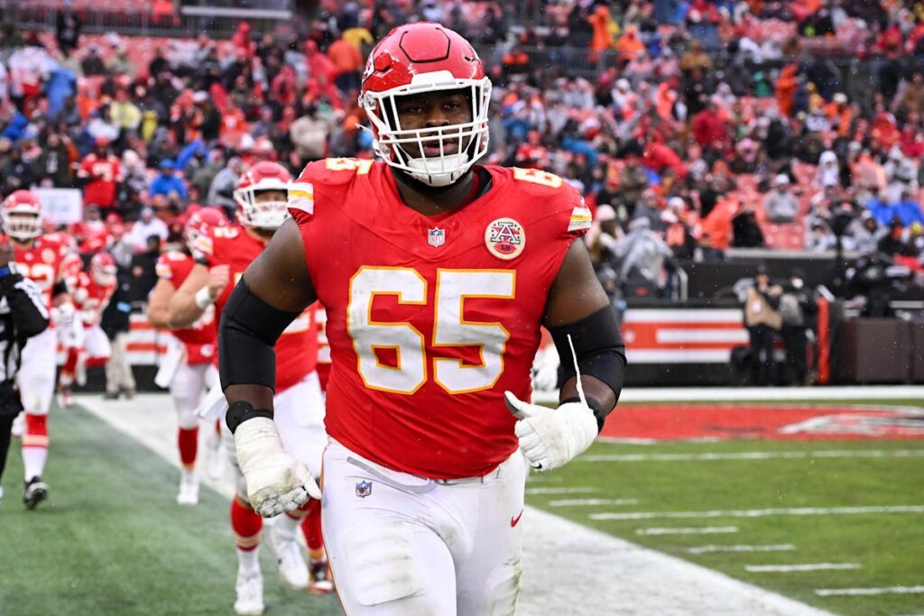 Chiefs place non-exclusive franchise tag on Pro Bowl G Trey Smith, allowing him to negotiate with other teams