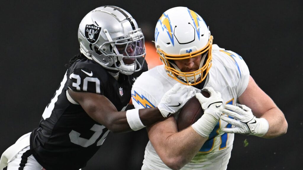 Raiders re-sign cornerback Darnay Holmes