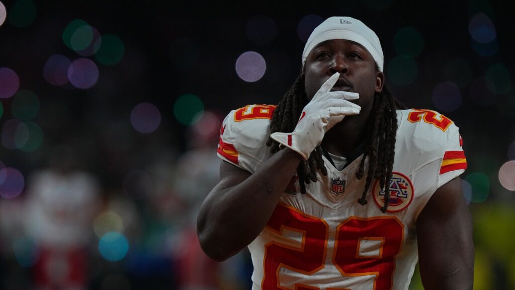 Kareem Hunt returns to Chiefs