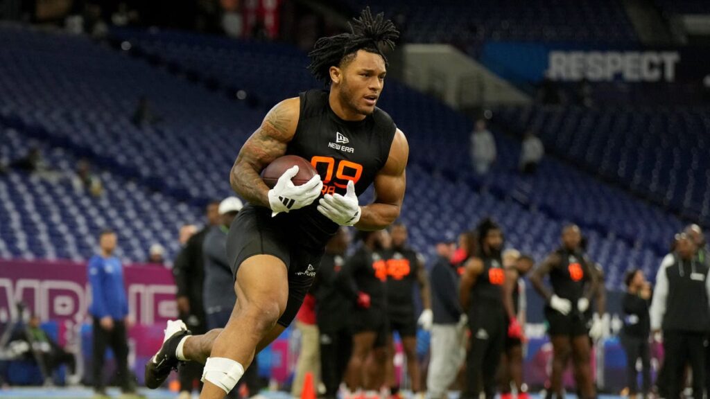 Steelers select Omarion Hampton in new mock draft