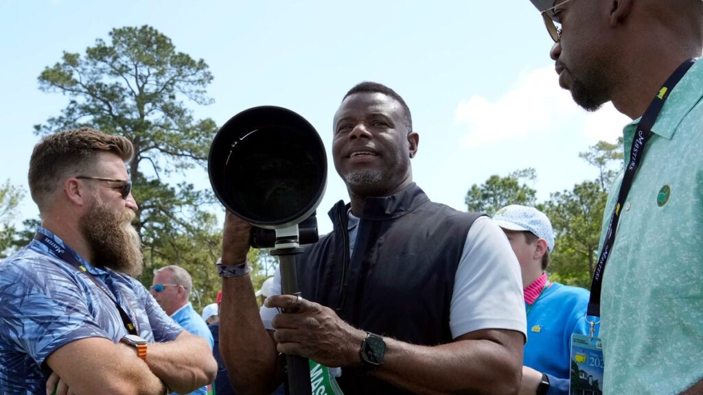 Ken Griffey Jr. works Masters as photographer, captures Rory McIlroy win