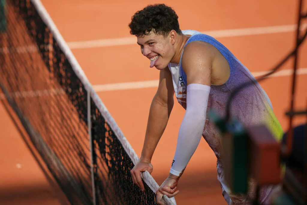 Shelton falls onto his stomach and still wins the point at the French Open