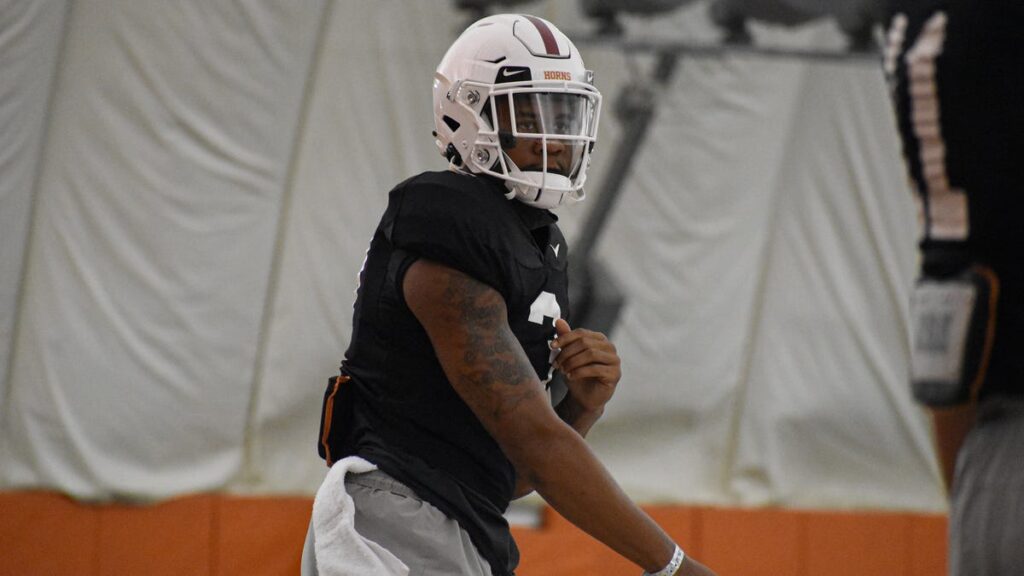 Former Longhorns QB Ja’Quinden Jackson signs deal with Jags