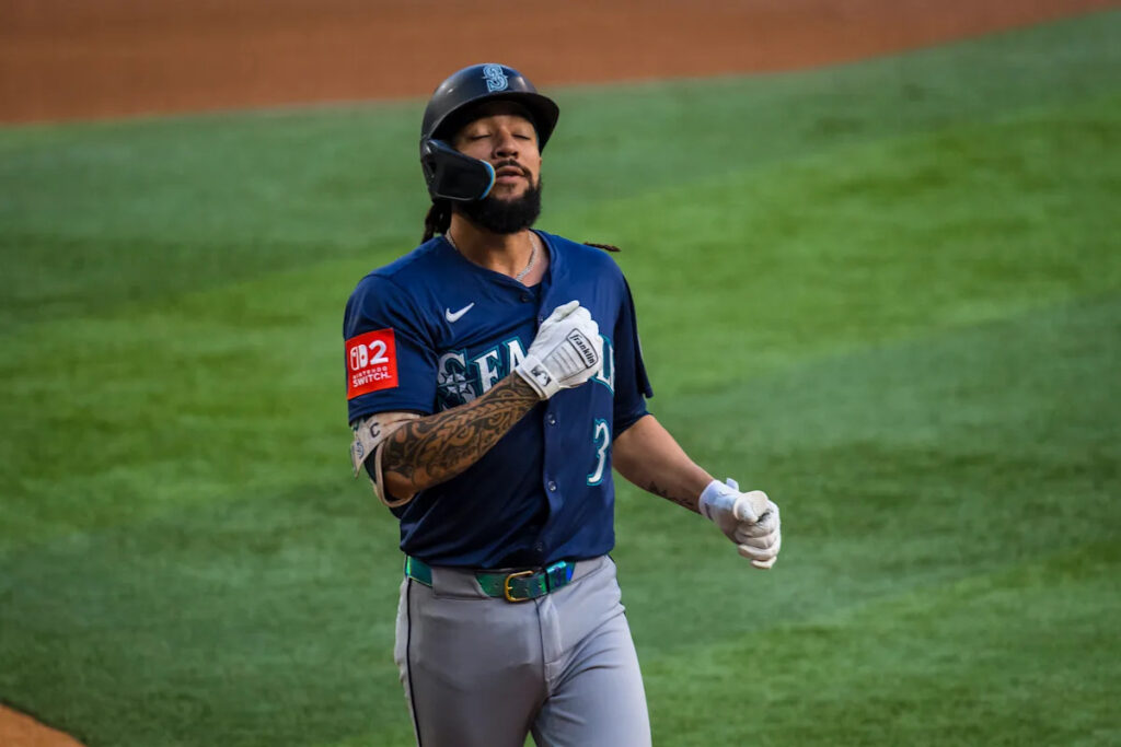 Tellez hits an RBI single in the 9th as the Mariners beat the Rangers 2-1 for their 6th straight win