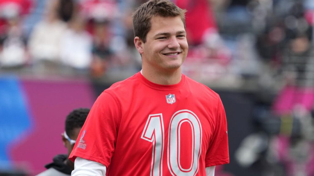 First image of Drake Maye lined up with Patriots rookie Will Campbell