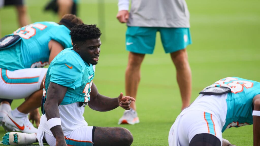 Tyreek Hill is earning back teammates’ trust, say Dolphins coaches