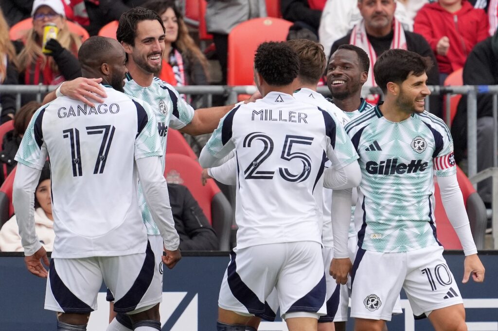 Gil and Campana score goals, Ivacic has 4th straight shutout; Revolution beats Toronto 2-0