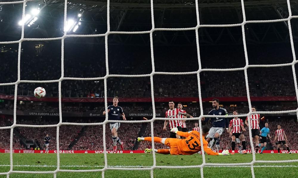 Fernandes at the double as Manchester United cruise against 10-man Athletic Bilbao