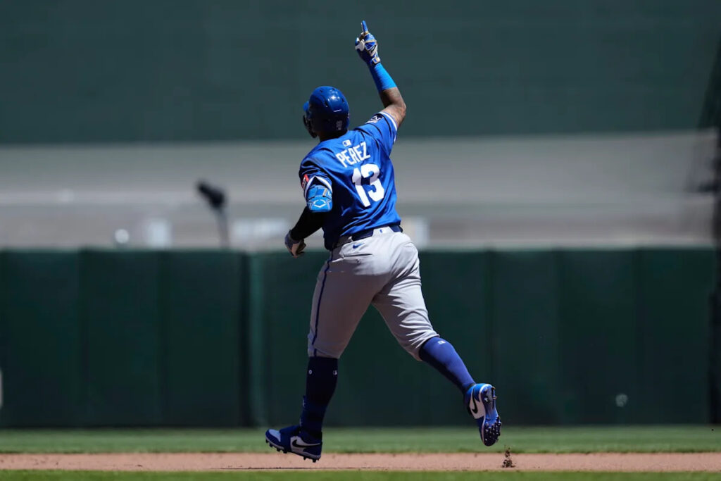 Perez powers Royals with 3 hits, including a homer, in 8-4 win over Giants