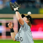 White Sox find new way to lose as ninth-inning pop-up bounces off 2B Chase Meidroth’s head