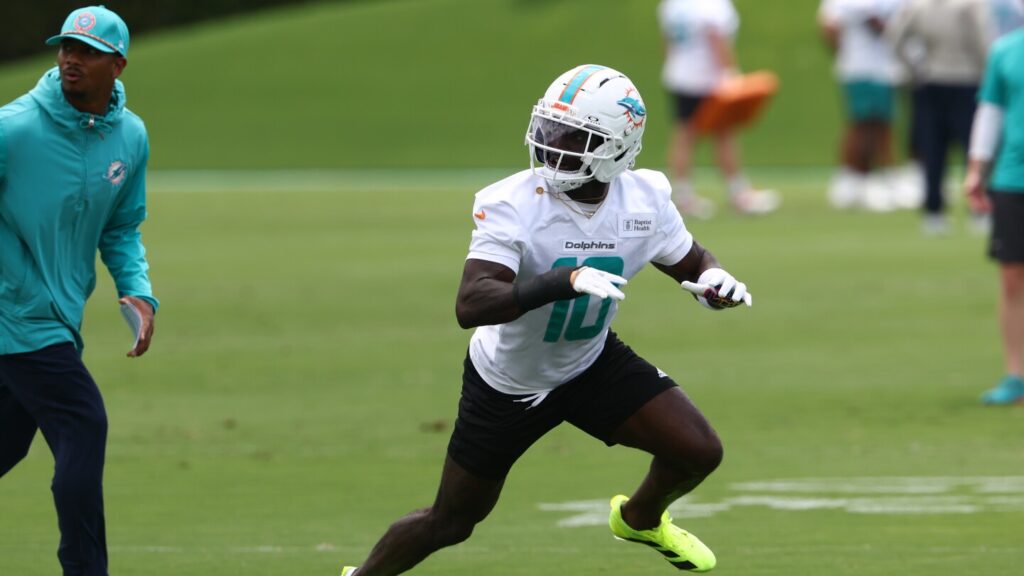Tyreek Hill says he still plans to race Noah Lyles, which is news to Mike McDaniel