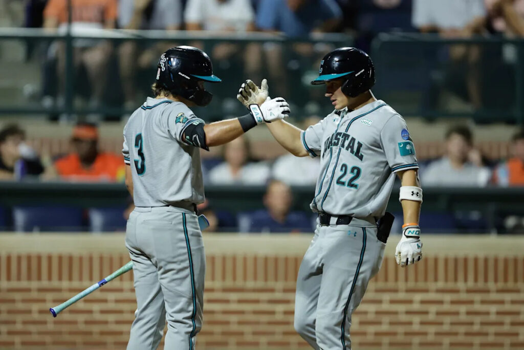 Coastal Carolina 1st team to advance to College World Series with 4-1 win over Auburn