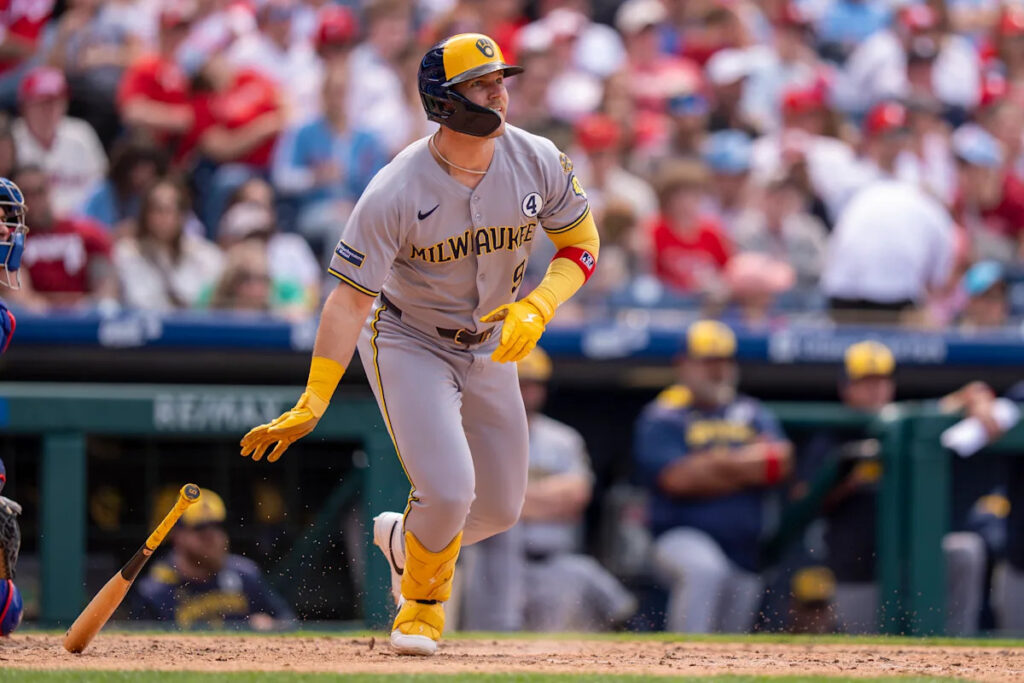 Bauers’ pinch-hit 2-run double helps Brewers extend winning streak to 7 with sweep of Phillies