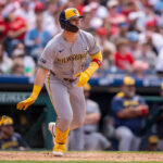 Bauers’ pinch-hit 2-run double helps Brewers extend winning streak to 7 with sweep of Phillies