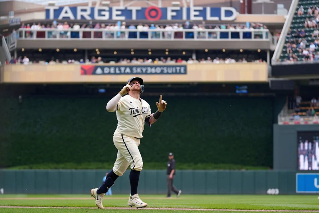 Lee and Vázquez go back to back to power Twins past Blue Jays 6-3 and avoid series sweep