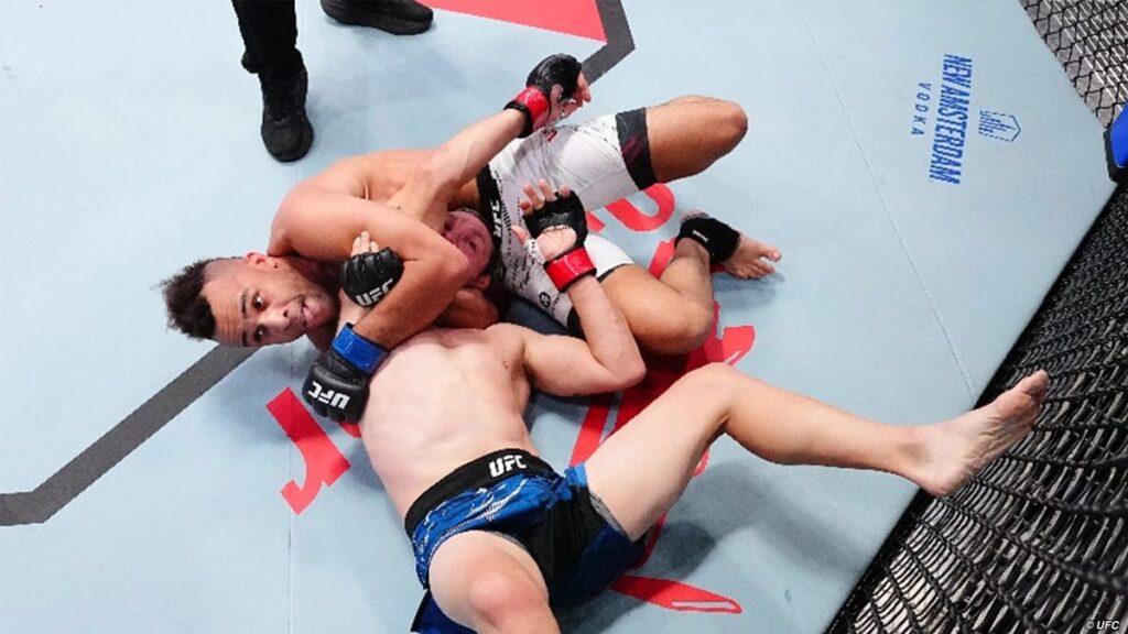 Jordan Leavitt chokes Kurt Holobaugh out cold